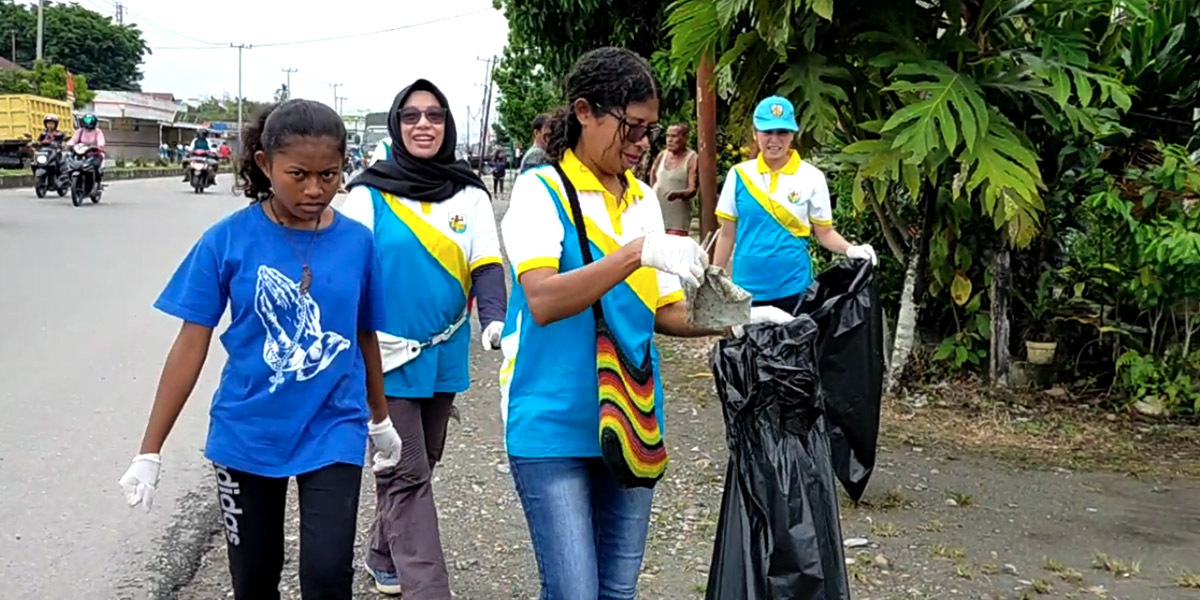 Pengurus DPD KNPI Mimika ikut kerja bakti dalam rangka peringatan Hari Pekabaran Injil ke 165